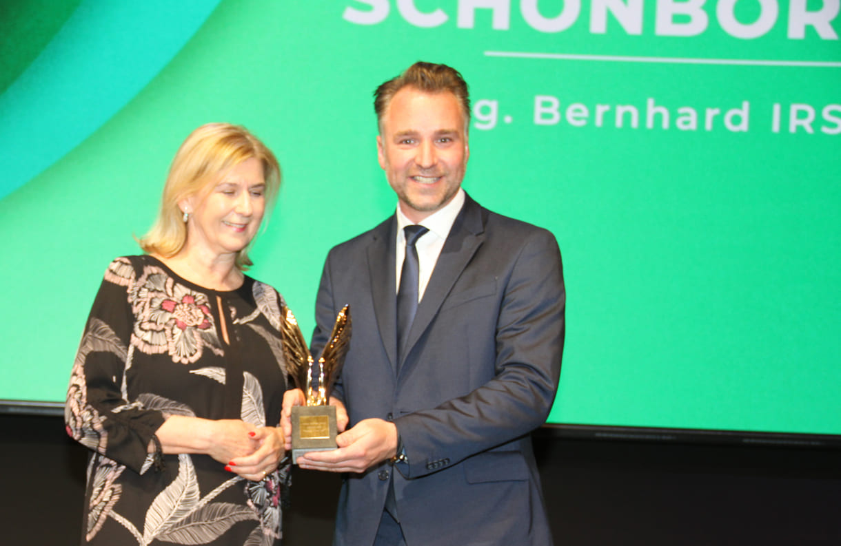 Teacher of the Year Bernhard Irschik mit seienr Laudatorin, der Bildungsdirektorin Elisabeth Fuchs