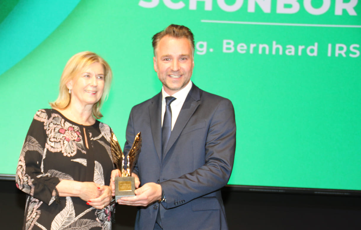 Teacher of the Year Bernhard Irschik mit seienr Laudatorin, der Bildungsdirektorin Elisabeth Fuchs