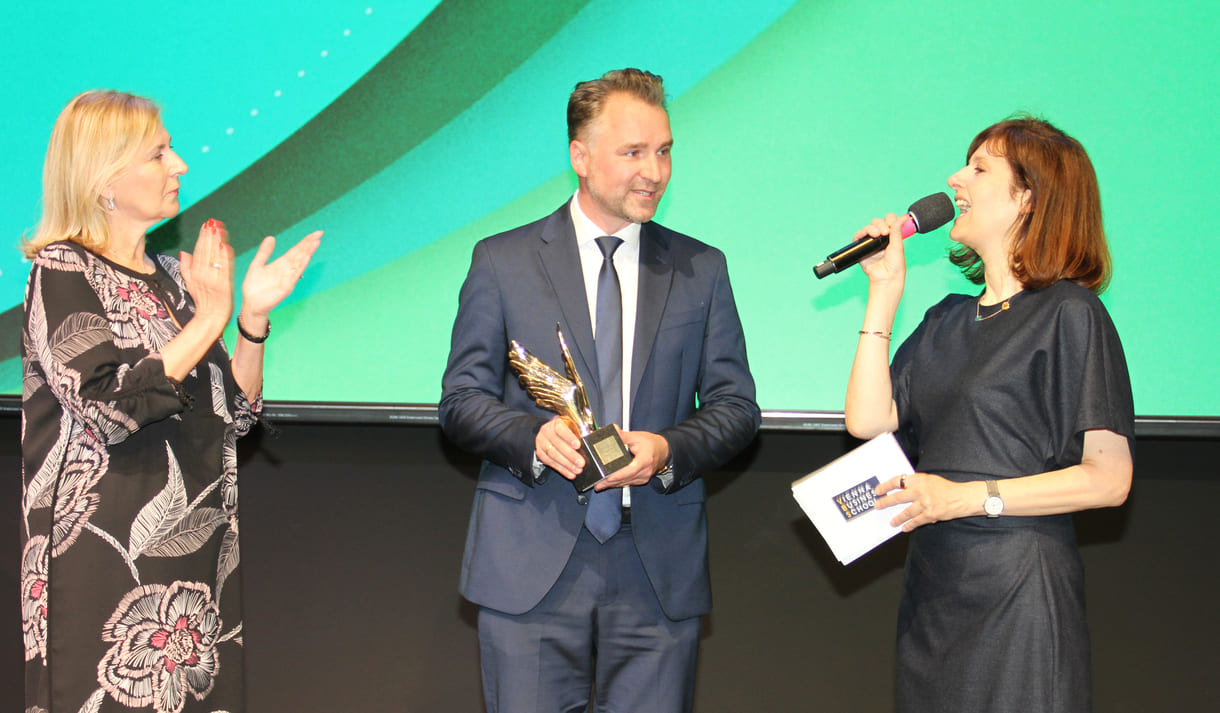 Teacher of the Year Bernhard Irschik mit seienr Laudatorin, der Bildungsdirektorin Elisabeth Fuchs und Moderatorin Daniela Zeller