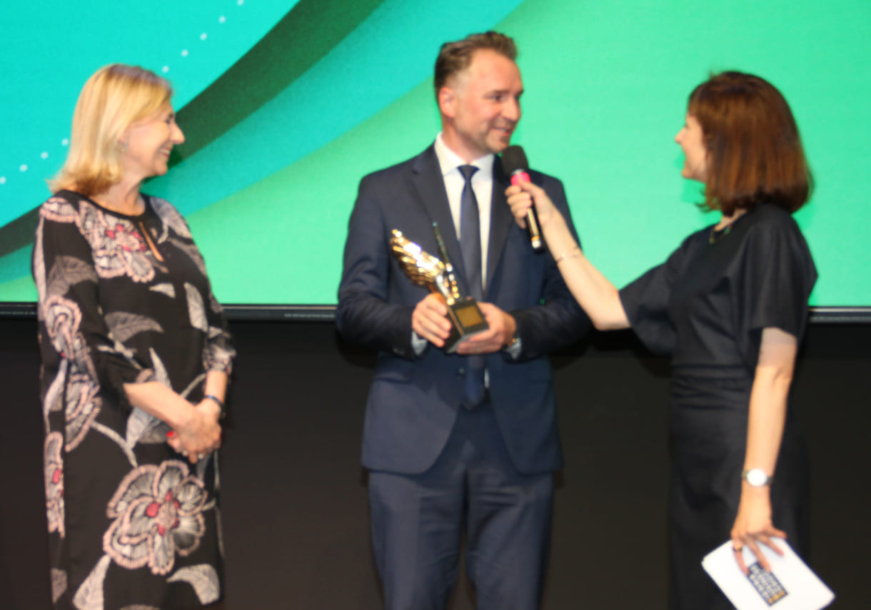 Teacher of the Year Bernhard Irschik mit seienr Laudatorin, der Bildungsdirektorin Elisabeth Fuchs und Moderatorin Daniela Zeller