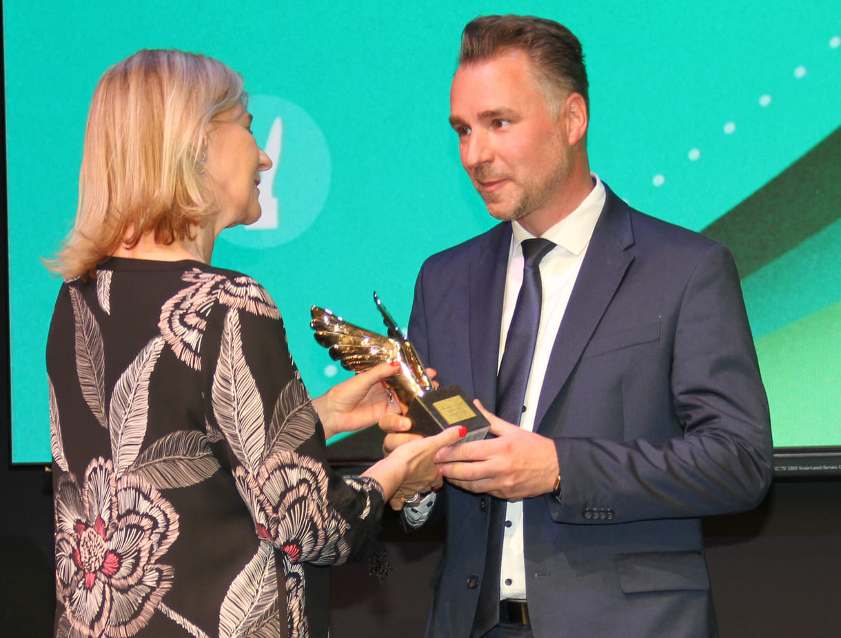 Teacher of the Year Bernhard Irschik mit seienr Laudatorin, der Bildungsdirektorin Elisabeth Fuchs