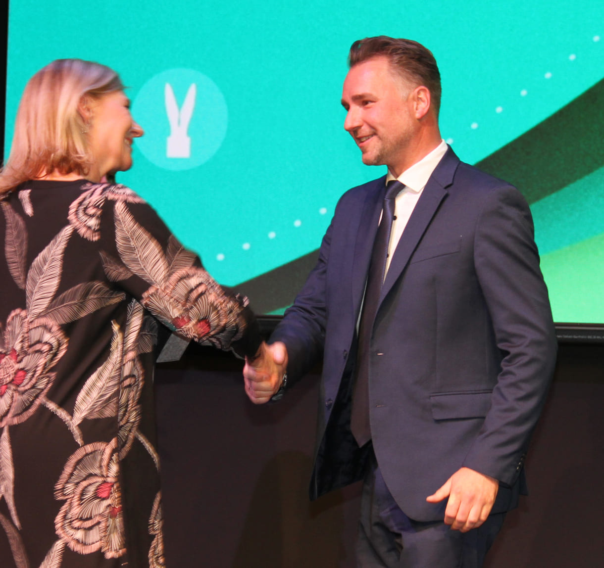 Teacher of the Year Bernhard Irschik mit seienr Laudatorin, der Bildungsdirektorin Elisabeth Fuchs
