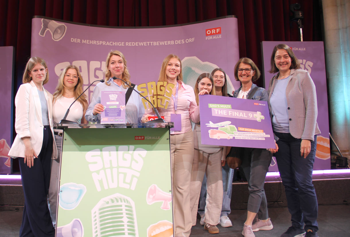 Oleksandra Bratko mit Mitschülerinnen, Lehrerin und Mutter