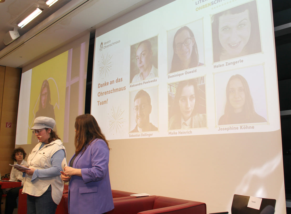 Eingeblendete Fotos des Ohrenschmaus-Teams: Aleksandra Pawlowska, Dominique Oswald, Helen Zangerle, Sebastian Dallinger, Maike heinrich und Josephine Köhne - davor die beiden Moderatorinnen Anna-Lina Ernstberger und Dani Linzer