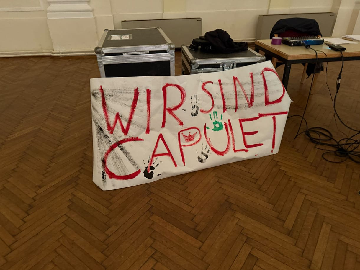 Flugblätter, Transparente, Plakate zieren Wände und Ballustraden...