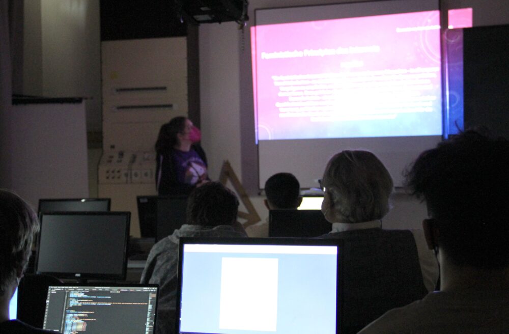 Präsentation des Workshops Techno-Feminismus durch eine der Leiterinnen, Setara-Anna Lorenz