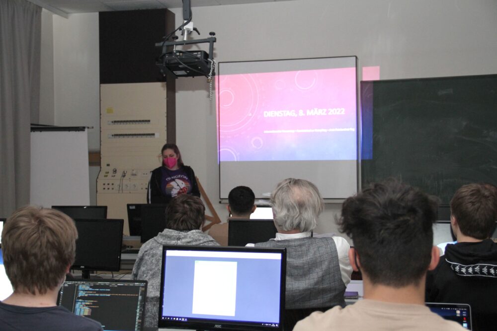 Präsentation des Workshops Techno-Feminismus durch eine der Leiterinnen, Setara-Anna Lorenz