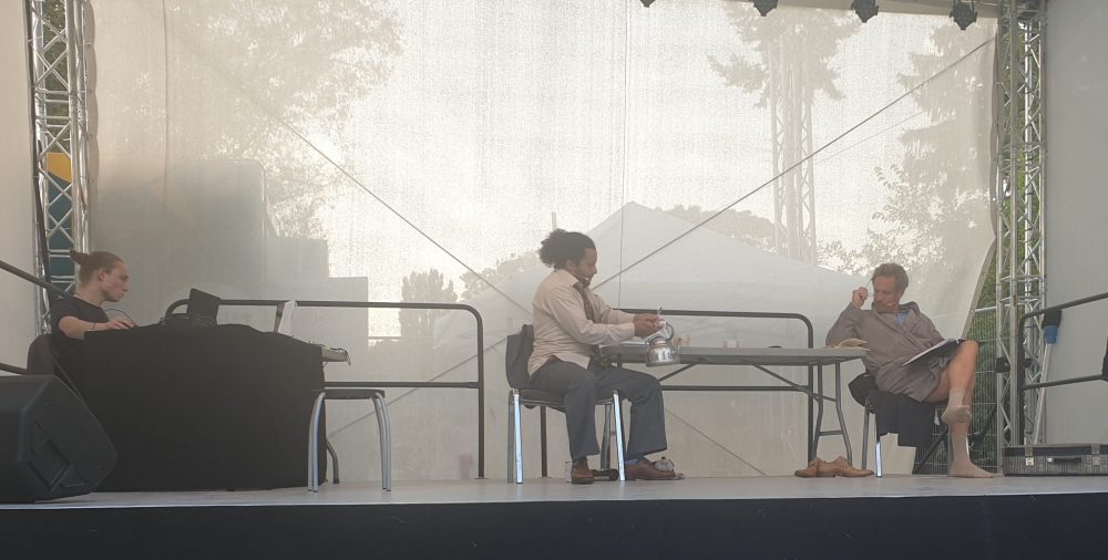 Zwei Männer auf der Bühne - Szenenfoto aus der Lesung 