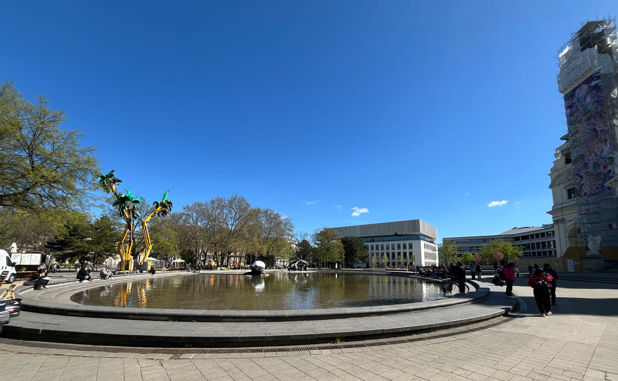 Karlsplatz-Teich, im Hintergrund das Wien Museum
