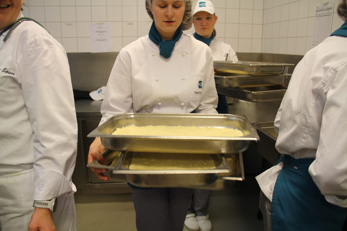 Wannen mit flach ausgerolltem Mürbteig für Topfentörtchen