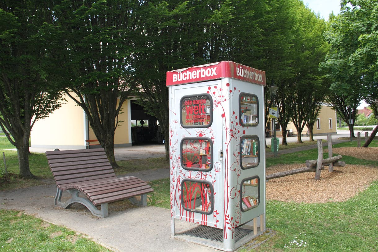 Ehemalige Telefonzelle nun eine Bücher-Box, unter dem Motto: 