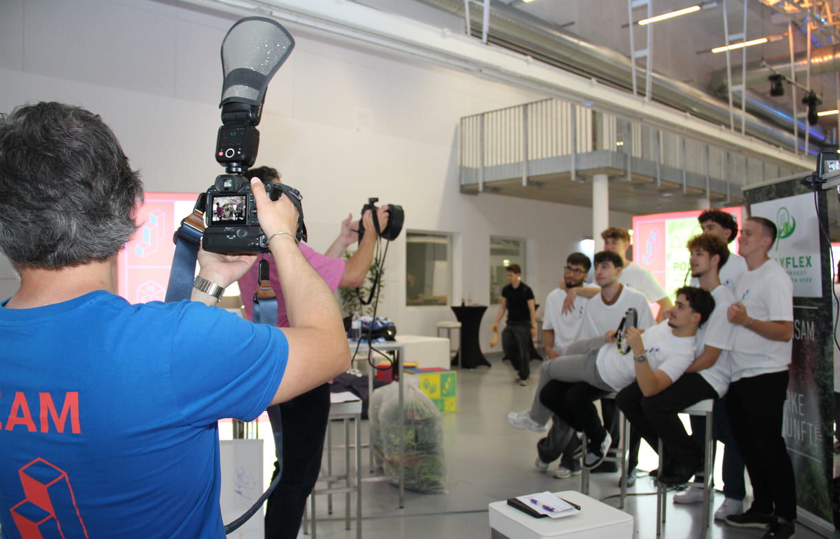 Jugend-Innovativ-Fotografen bei ihrer Arbeit am Stand von Polyflex