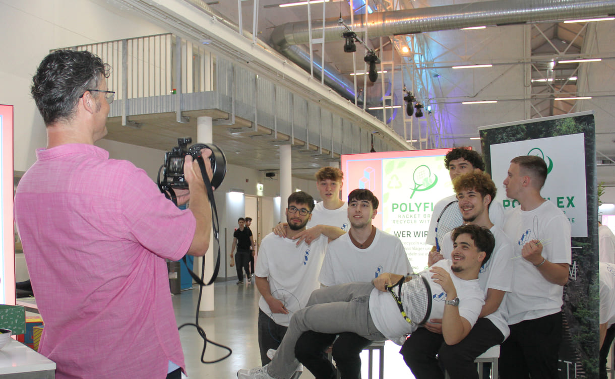 Jugend-Innovativ-Fotografen bei ihrer Arbeit am Stand von Polyflex
