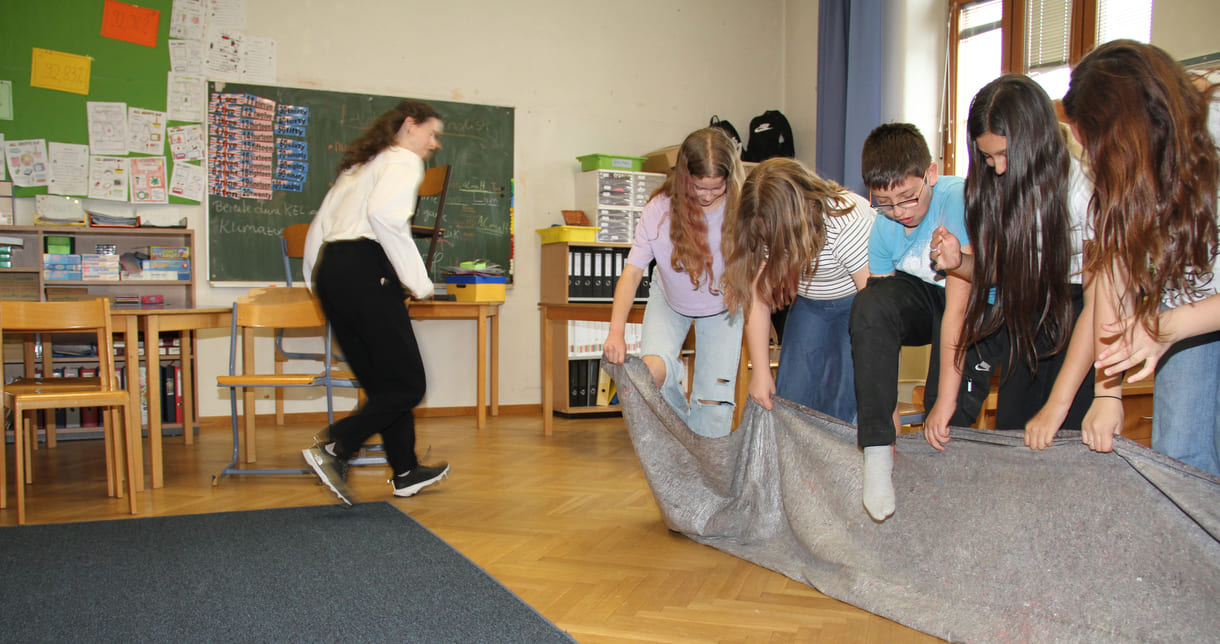 Eine der Gruppen, die sich der Teppich-Challenge stellen - ohne miteinander reden zu dürfen, müssen die Beteiligten den Teppichumdrehen, ihne auf den Boden daneben zu steigen
