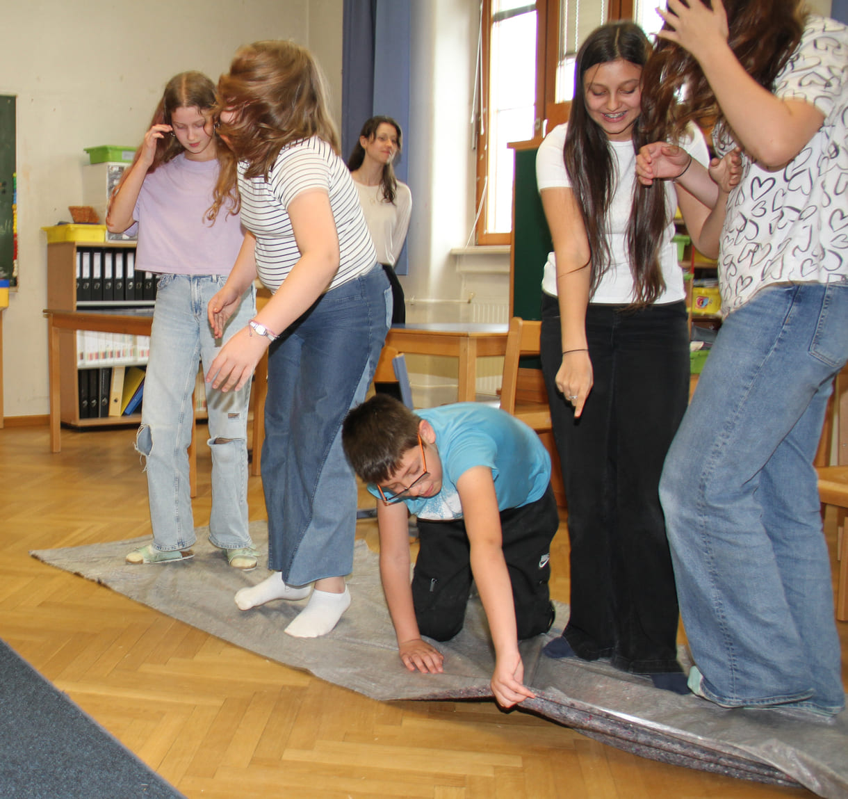 Eine der Gruppen, die sich der Teppich-Challenge stellen - ohne miteinander reden zu dürfen, müssen die Beteiligten den Teppichumdrehen, ihne auf den Boden daneben zu steigen