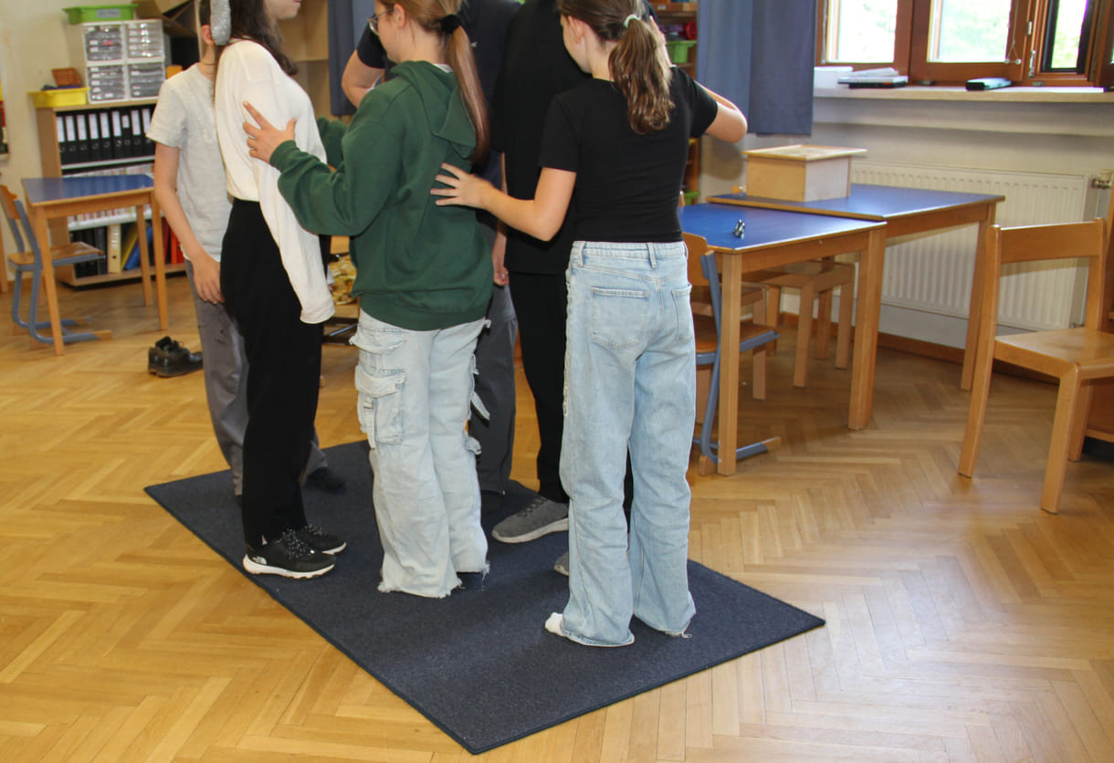 Eine der Gruppen, die sich der Teppich-Challenge stellen - ohne miteinander reden zu dürfen, müssen die Beteiligten den Teppichumdrehen, ihne auf den Boden daneben zu steigen