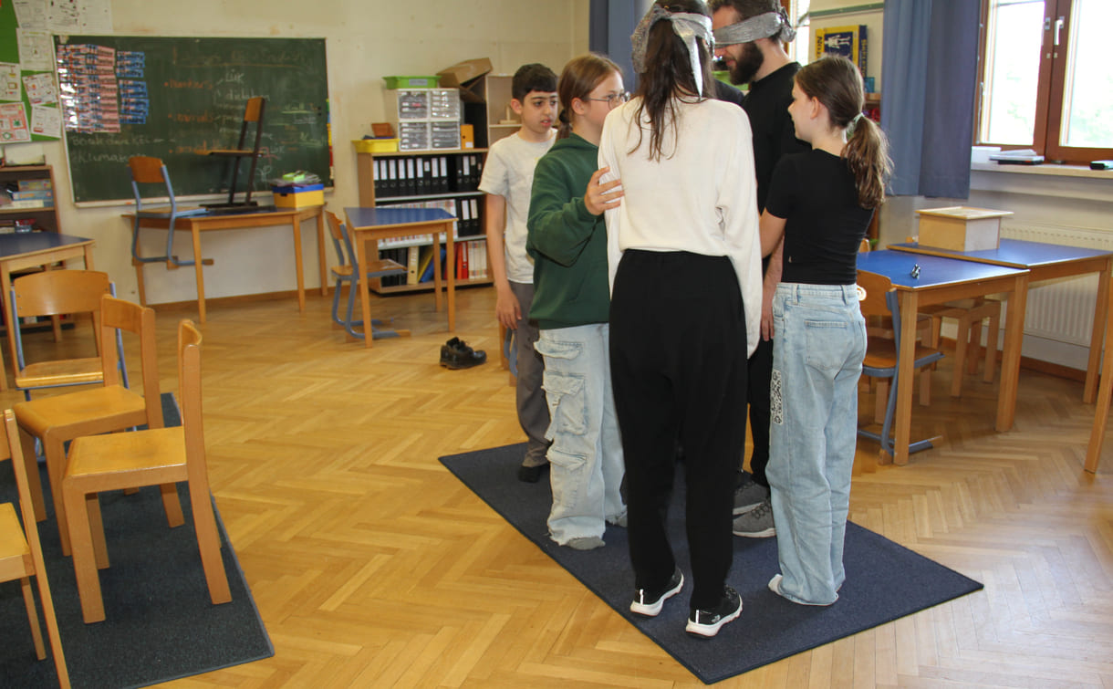 Eine der Gruppen, die sich der Teppich-Challenge stellen - ohne miteinander reden zu dürfen, müssen die Beteiligten den Teppichumdrehen, ihne auf den Boden daneben zu steigen