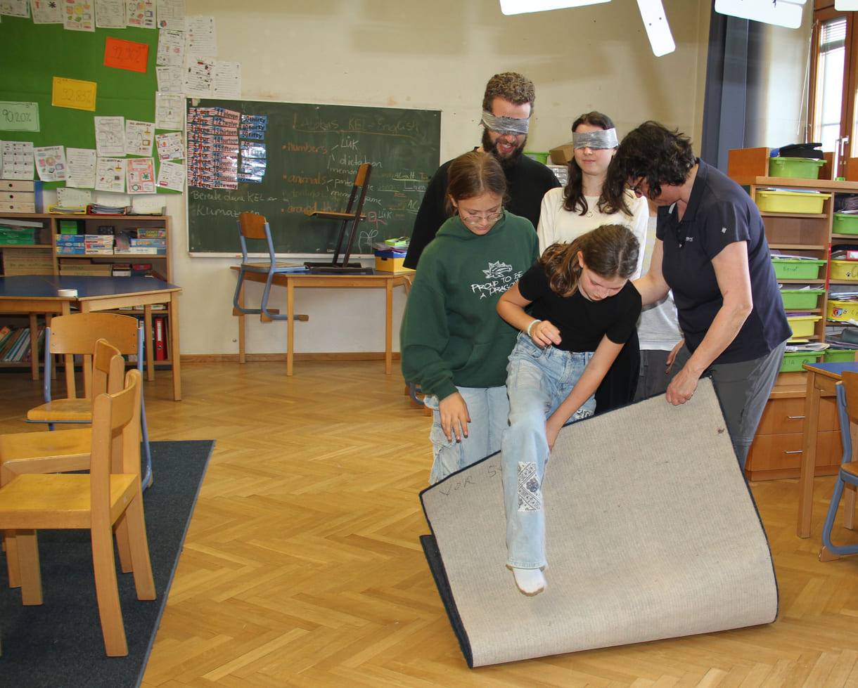Eine der Gruppen, die sich der Teppich-Challenge stellen - ohne miteinander reden zu dürfen, müssen die Beteiligten den Teppichumdrehen, ihne auf den Boden daneben zu steigen