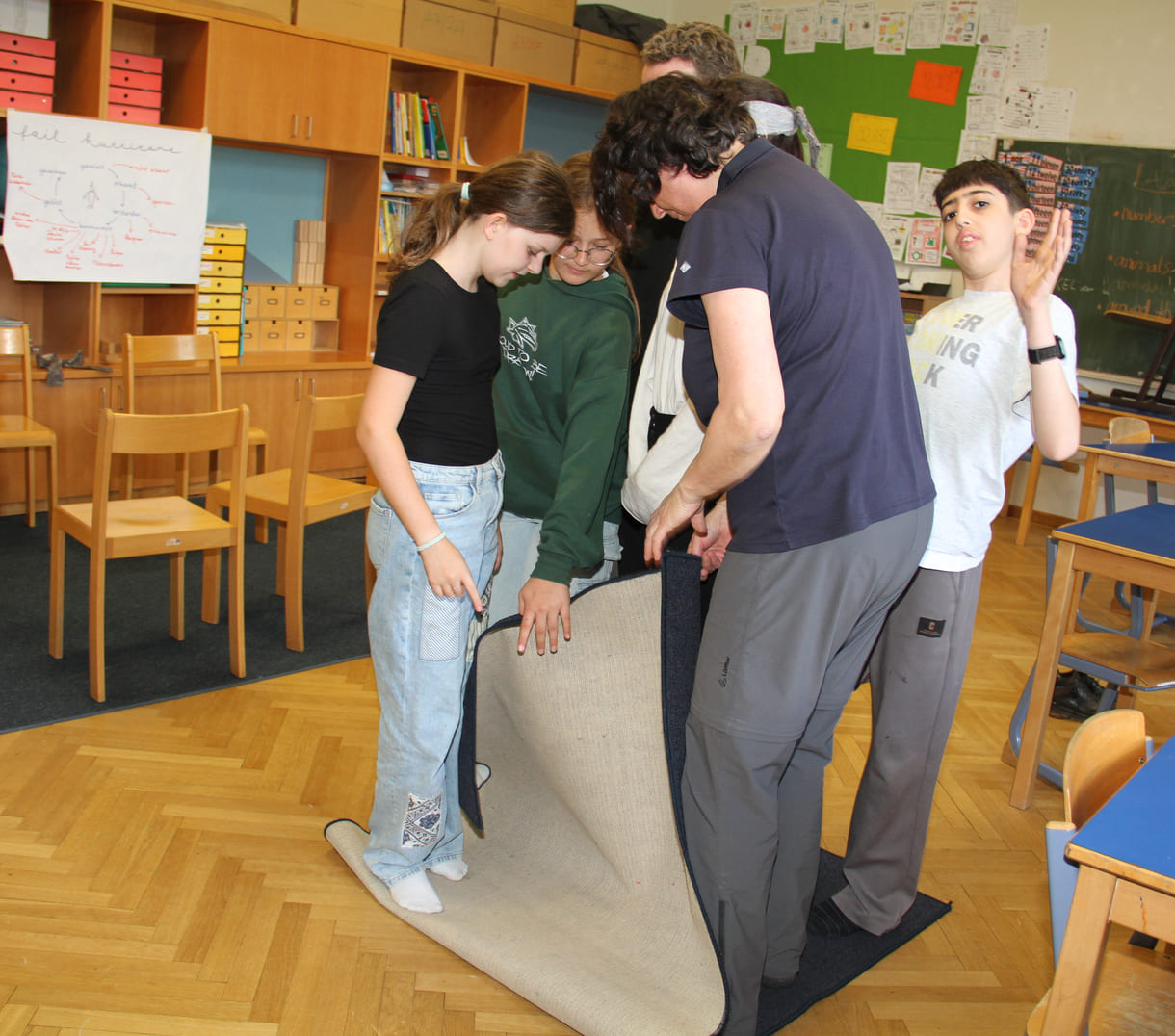 Eine der Gruppen, die sich der Teppich-Challenge stellen - ohne miteinander reden zu dürfen, müssen die Beteiligten den Teppichumdrehen, ihne auf den Boden daneben zu steigen
