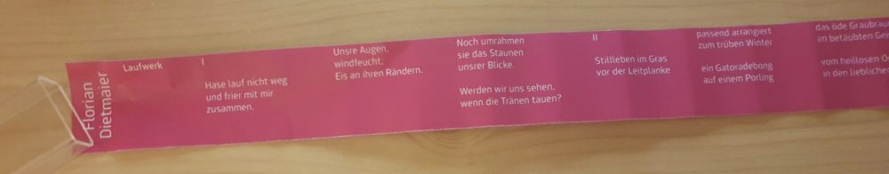 Schmaler Streifen papier mit Text - aus dem Automaten