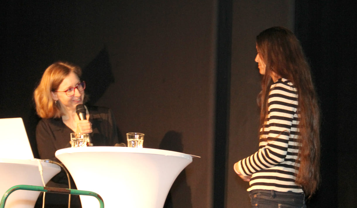 Text-Preisträgerin 2025 Anita Hetzenauer im Bühnen-Interview mit Verena Weigl vom Institut für Jugendliteratur und in diesem Jahr auch Jurymitglied