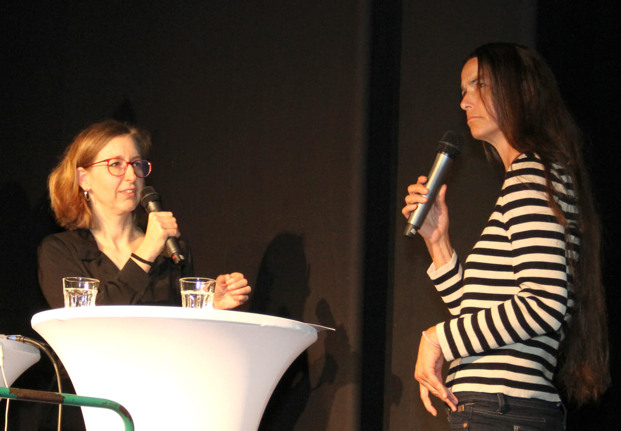 Text-Preisträgerin 2025 Anita Hetzenauer im Bühnen-Interview mit Verena Weigl vom Institut für Jugendliteratur und in diesem Jahr auch Jurymitglied