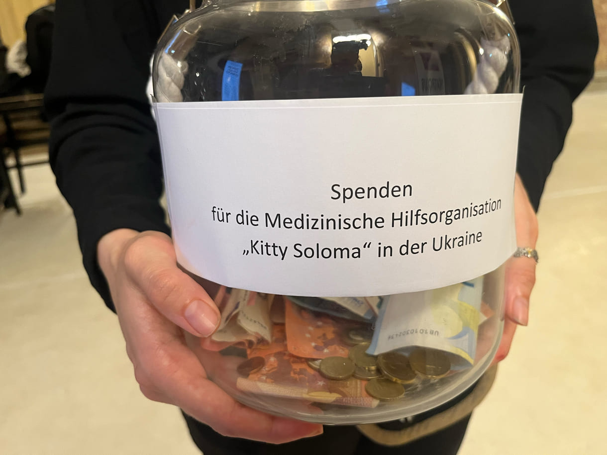 Glas mit Spenden für eine Hilfseinrichtung in der Ukraine