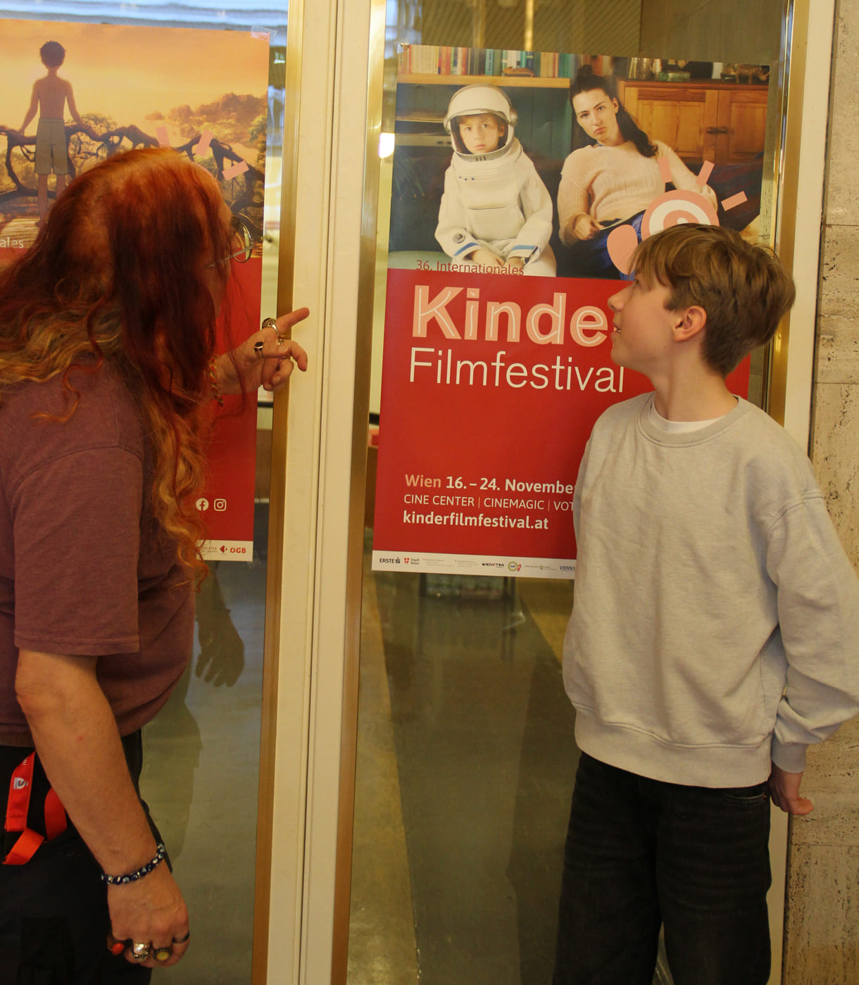 Theo Kretschmer (rechts) und KiJuKU-heinz (links) vor dem Plakat zum Film 