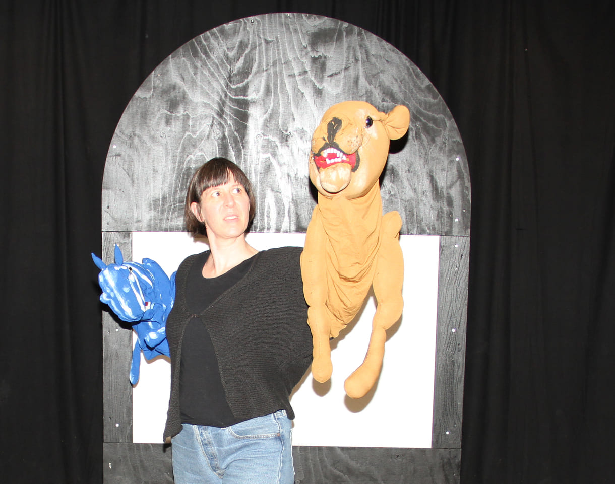 Puppenspielerin mit Tiger und Löwin