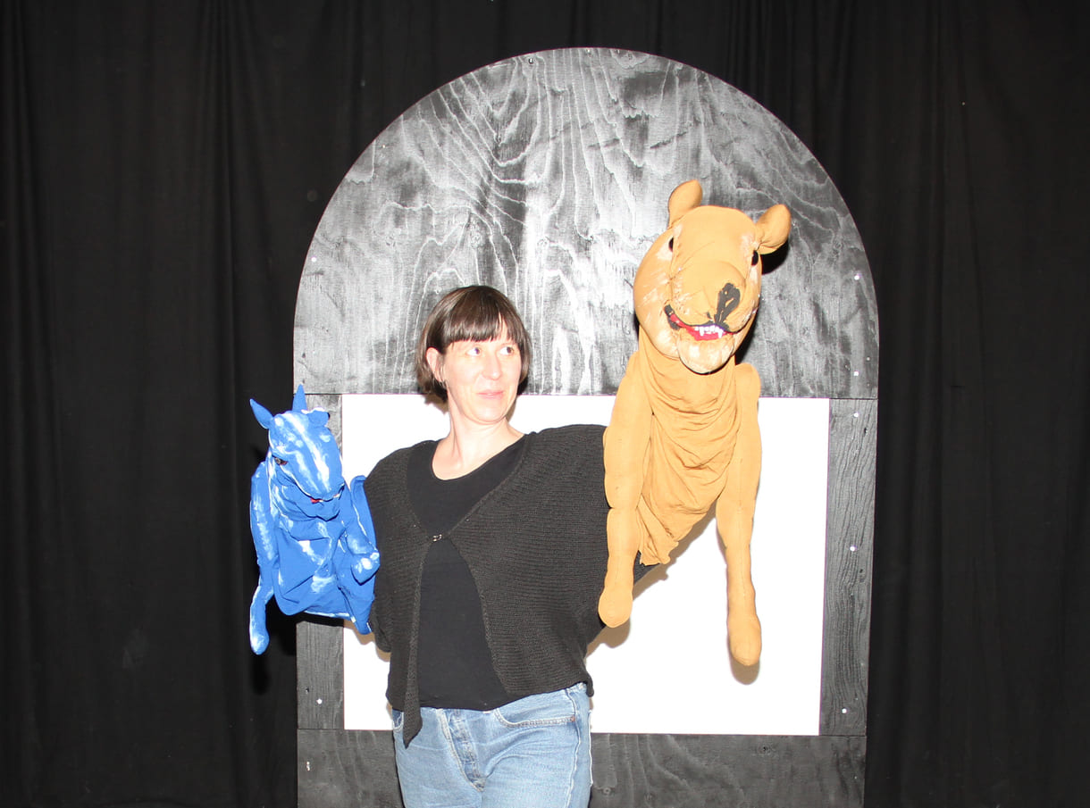 Puppenspielerin mit Tiger und Löwin