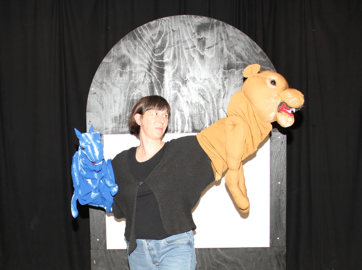 Puppenspielerin mit Tiger und Löwin