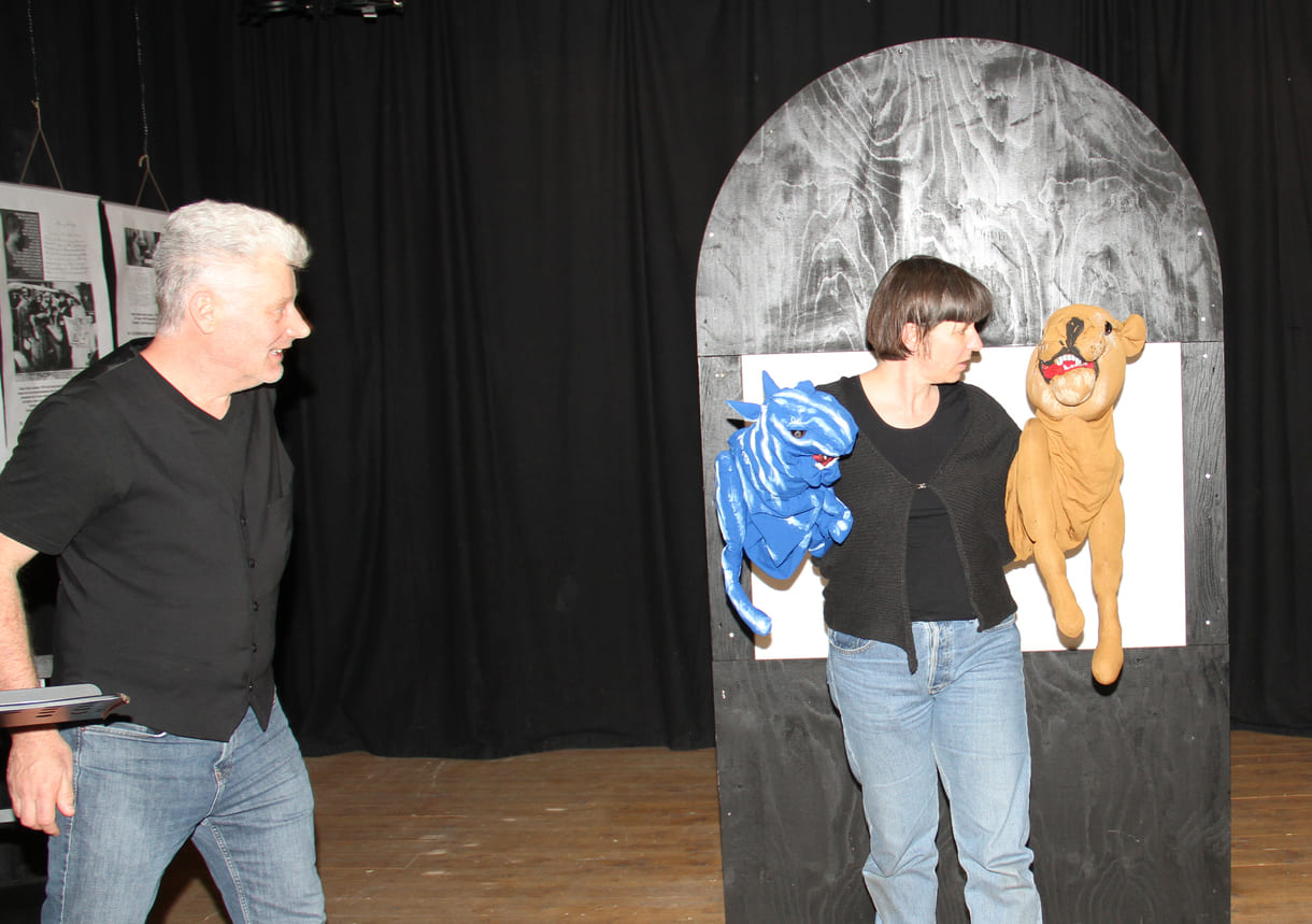 Puppenspielerin Anna Russegger mit Tiger und Löwin sowie links im Bild Laut-Sprecher Alfred Aichholzer