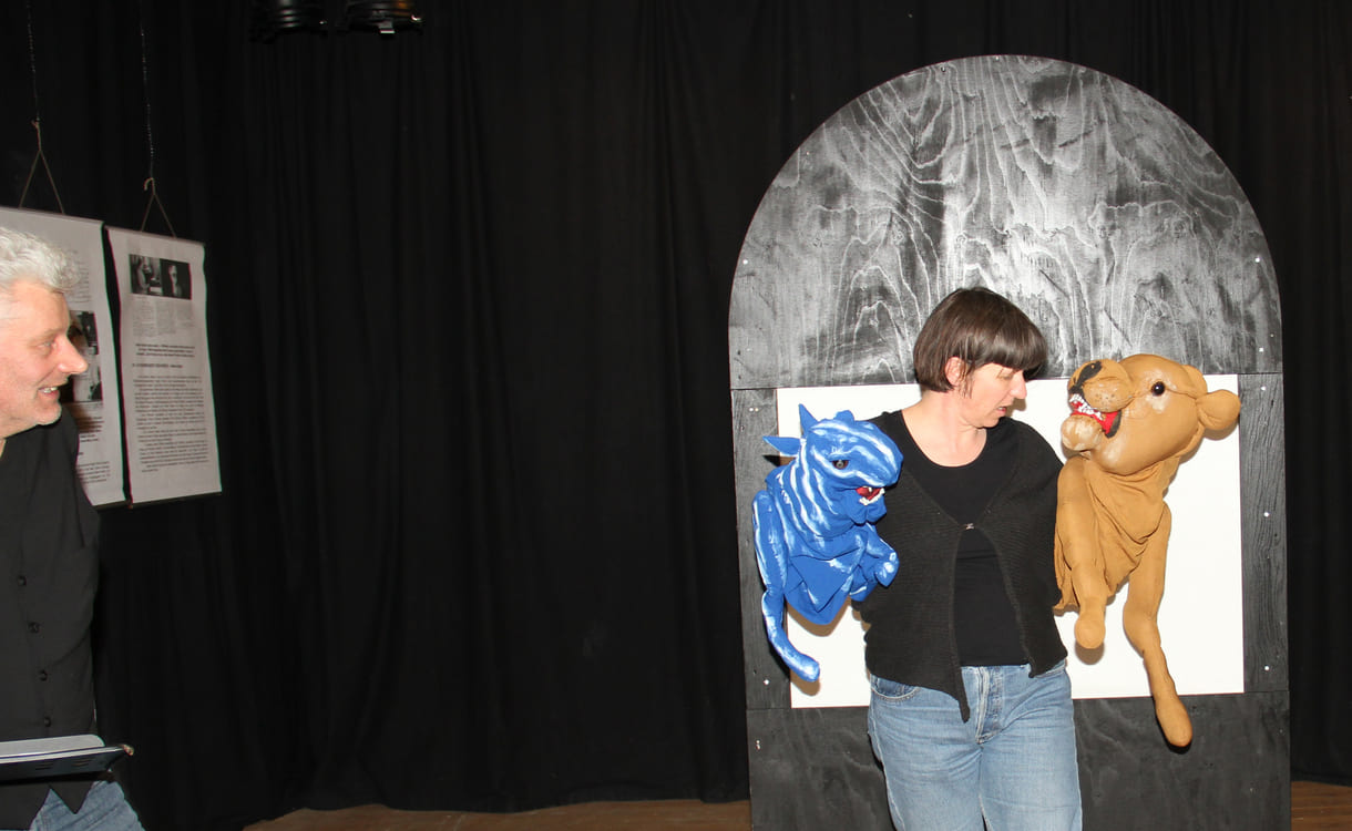 Puppenspielerin Anna Russegger mit Tiger und Löwin sowie links im Bild Laut-Sprecher Alfred Aichholzer