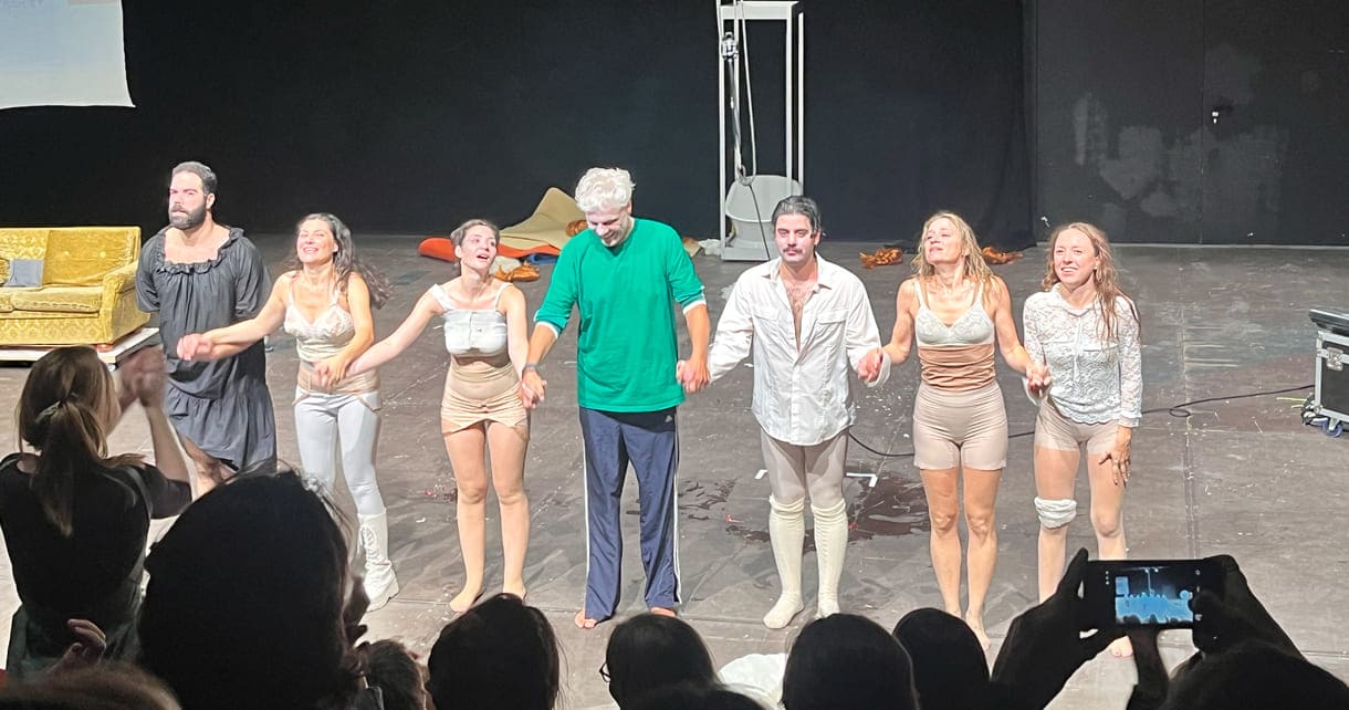 Umjubelte Premiere, viiiiele Verbeugungen nach "Titanic - das Brot ist voll" notwendig aufgrund des laaaang anhaltenden Applauses