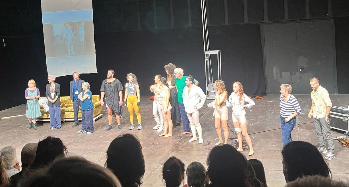 Umjubelte Premiere, viiiiele Verbeugungen nach "Titanic - das Brot ist voll" notwendig aufgrund des laaaang anhaltenden Applauses