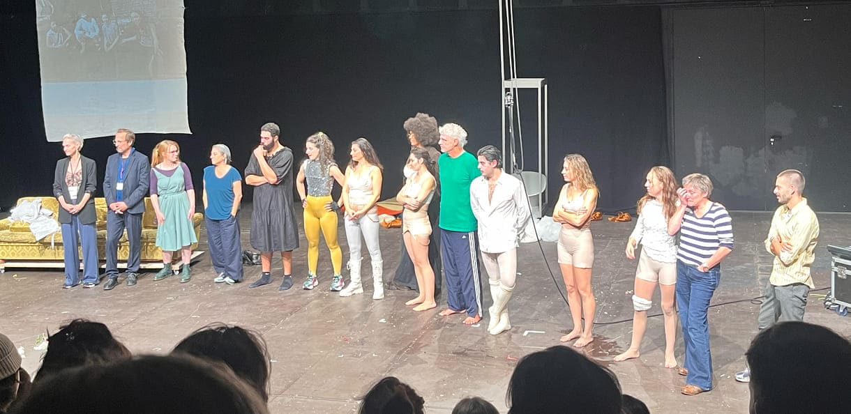 Umjubelte Premiere, viiiiele Verbeugungen nach "Titanic - das Brot ist voll" notwendig aufgrund des laaaang anhaltenden Applauses