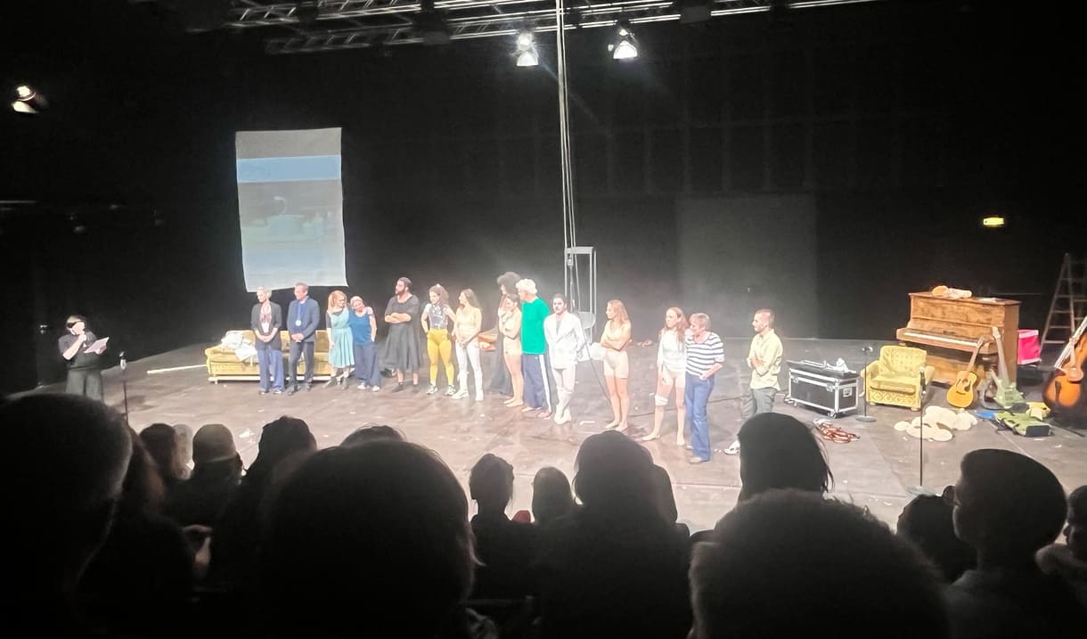 Umjubelte Premiere, viiiiele Verbeugungen nach "Titanic - das Brot ist voll" notwendig aufgrund des laaaang anhaltenden Applauses