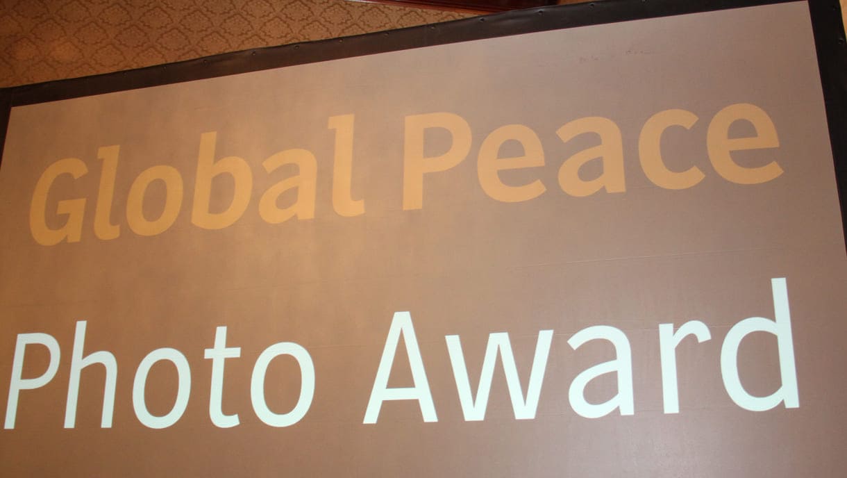 Großes Insert für die Veranstaltung im Wappensaal des Wiener Rathauses: Global Peace Photo Award, weltweiter Friedens Foto Preis