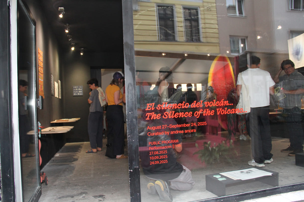 Titel der Ausstellung an der Glaswand