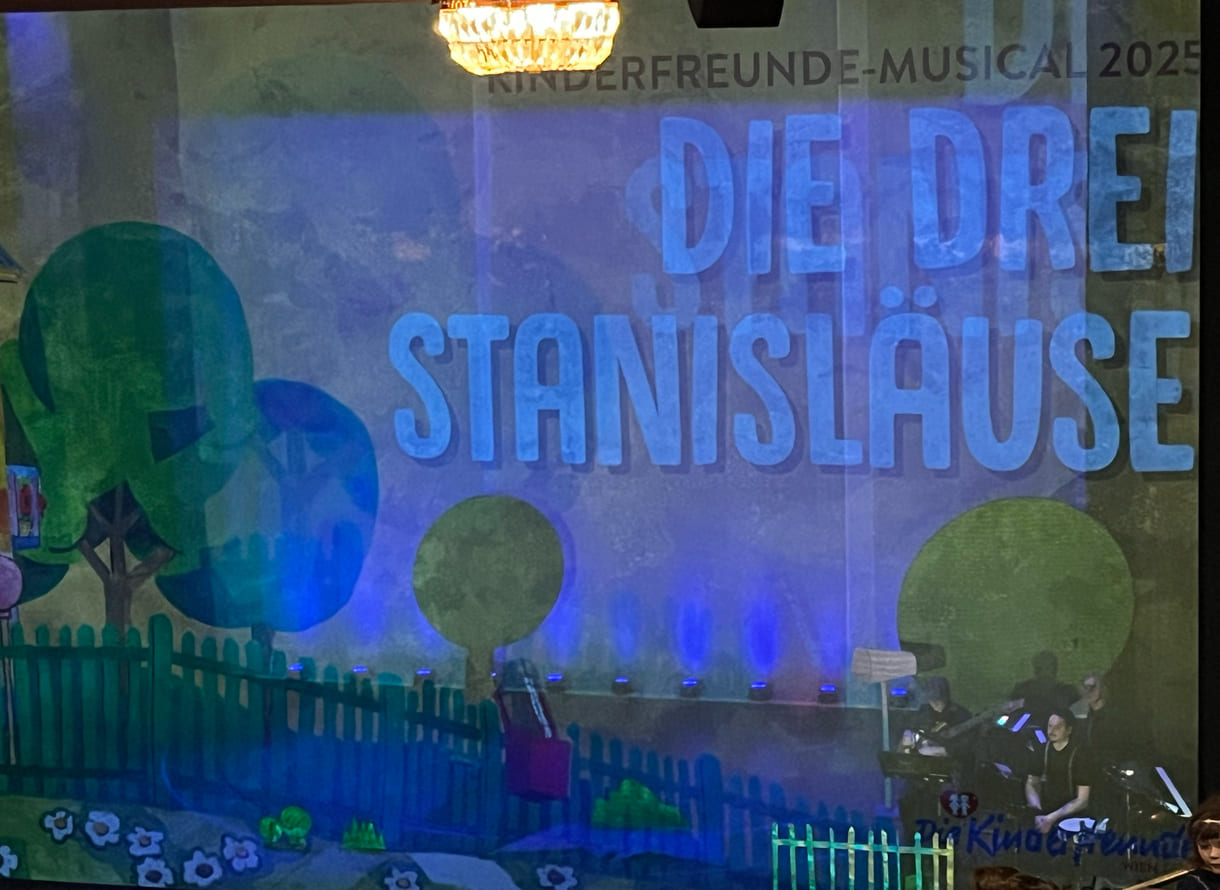 Blick auf die Bühne vor dem Beginn des Musicals