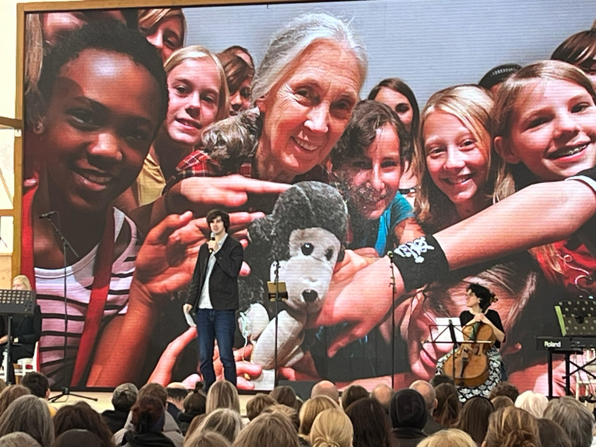 Tobias Acksteiner verband die Initiative Roots & Shoots und seine persönliche Inspiration durch die Begegnung mit Jane Goodall