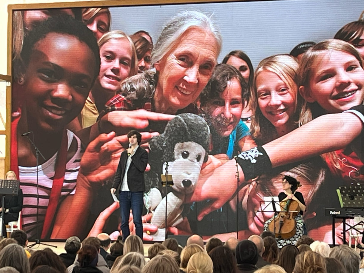 Tobias Acksteiner verband die Initiative Roots & Shoots und seine persönliche Inspiration durch die Begegnung mit Jane Goodall