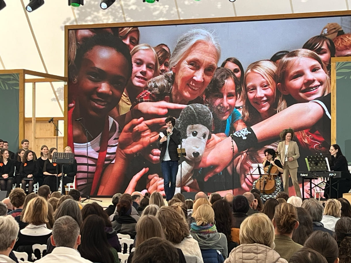 Tobias Acksteiner verband die Initiative Roots & Shoots und seine persönliche Inspiration durch die Begegnung mit Jane Goodall