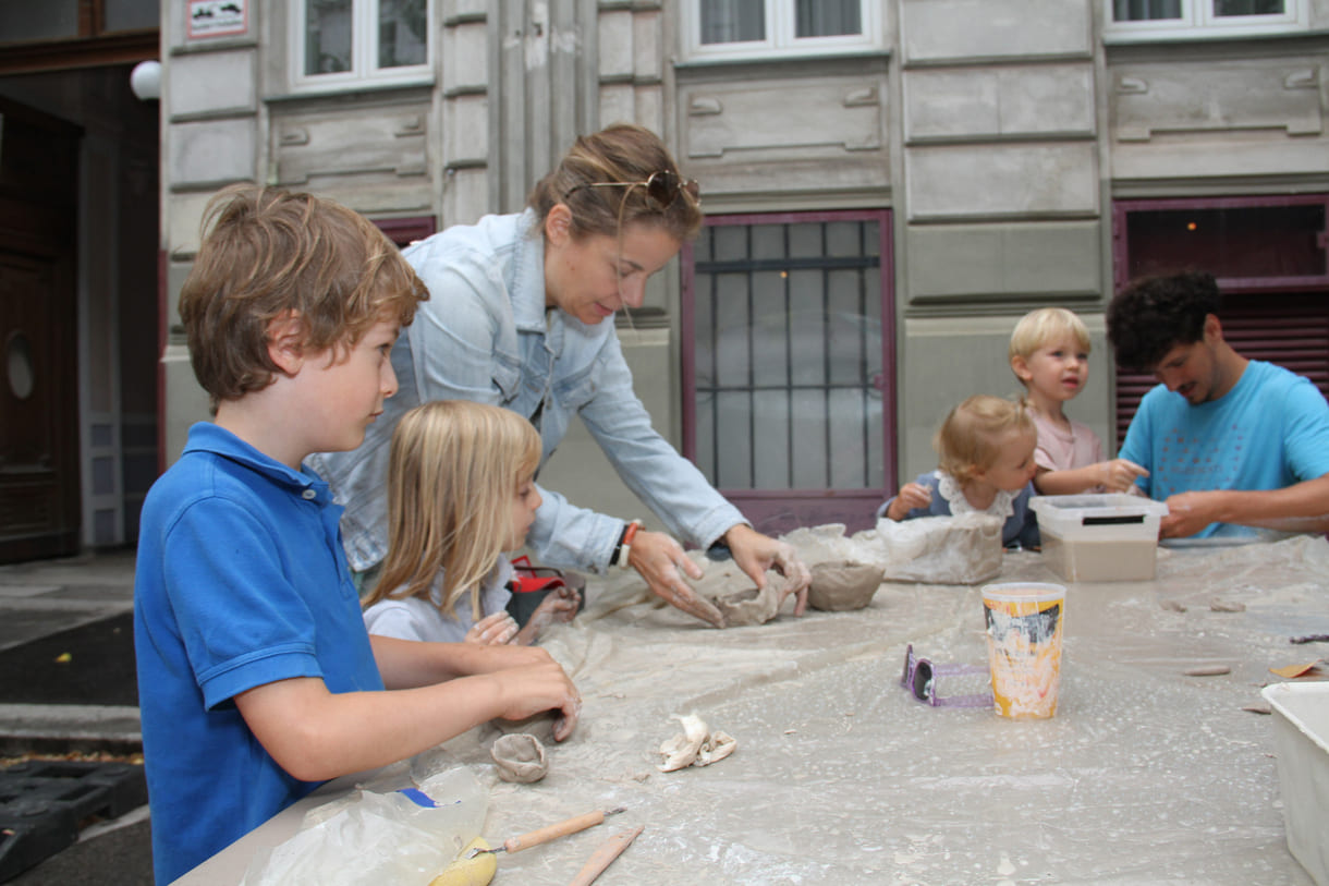 Auch die Töpfer-Station erfreute kreative Kinder