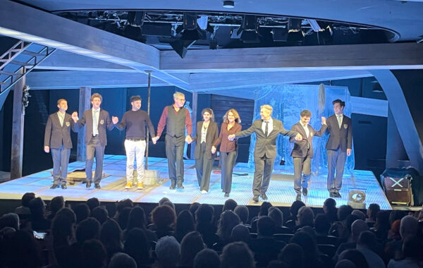 Verbeugung des "Törleß"-Ensembles - Bühnen-Aktuere und die Fachkräfte "hinter den Kulissen", samt Regisseur und TdJ-Direktor Thomas Birkmeir (3. von rechts)