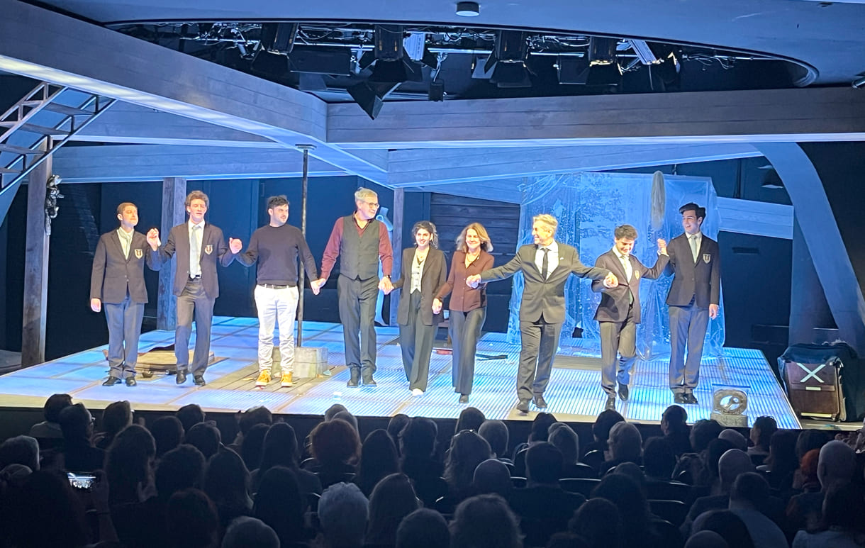 Verbeugung des "Törleß"-Ensembles - Bühnen-Aktuere und die Fachkräfte "hinter den Kulissen", samt Regisseur und TdJ-Direktor Thomas Birkmeir (3. von rechts)