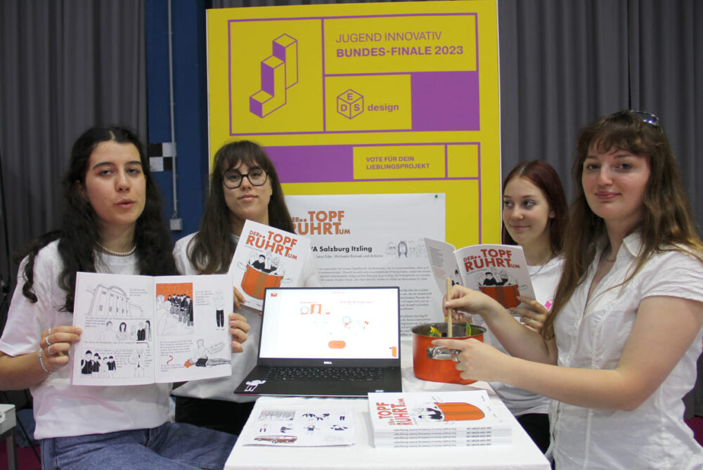 Michaela Bzonek, Elisa Hirnsperger, Antonia Köhnlein und Lena Eder zeigen ihre Graphic Novel und einen echten orangefarbenen Topf