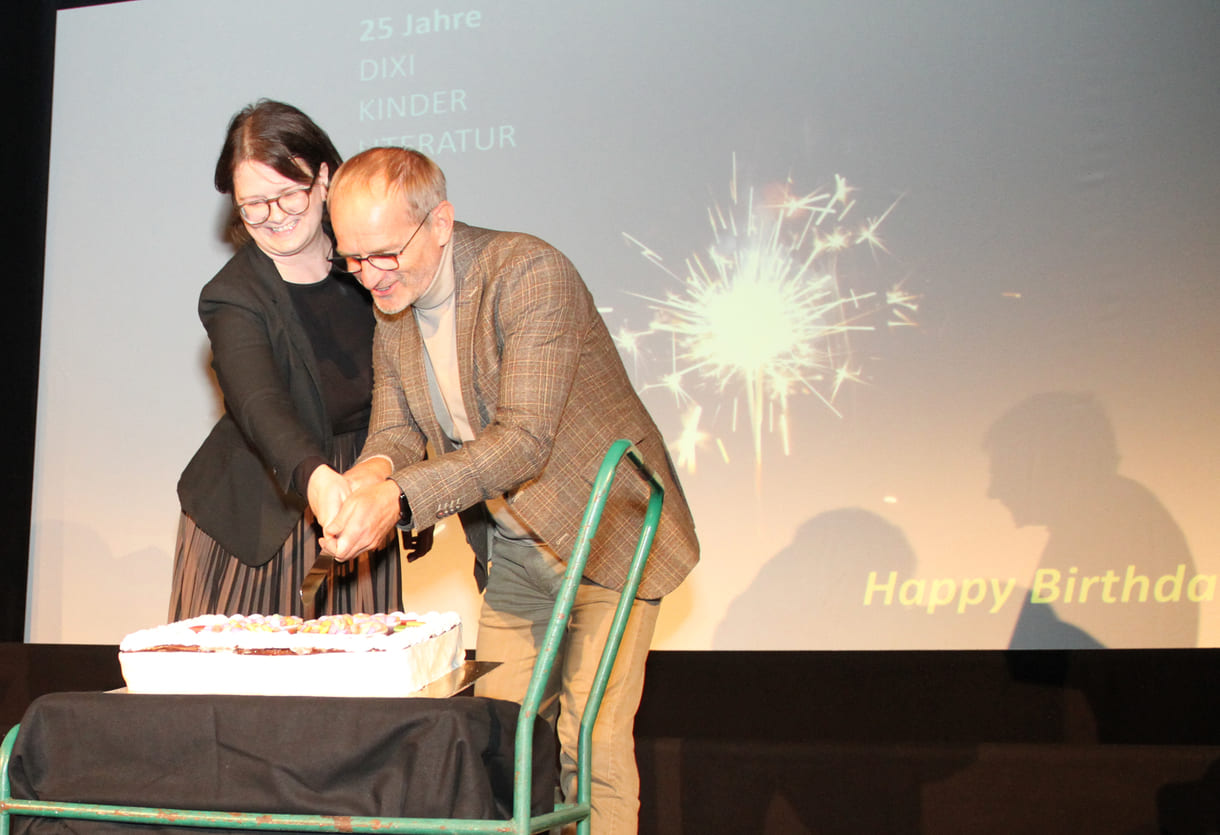 Die Anschneider:innen der Geburtstagstorte Stefanie Schlögl und Klaus Muik