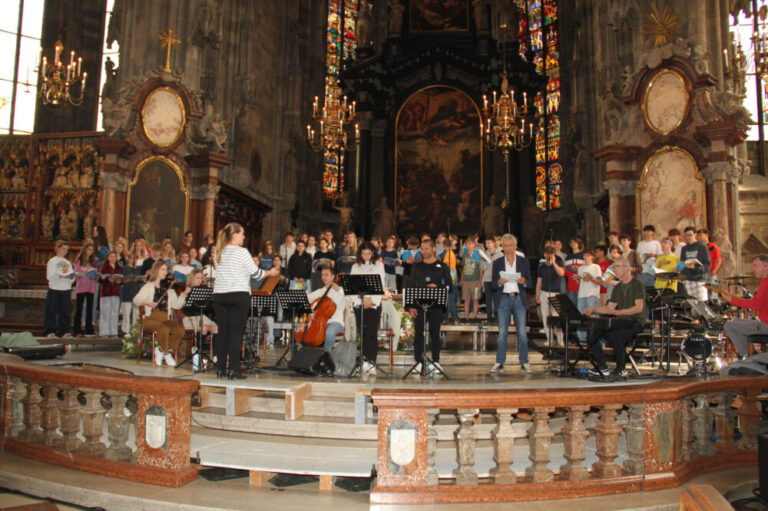 Riesiger Chor, Musiker:innen, Solo-Sänger:innen und Thomas Brezina, der wichtige Teile der Bibel in Reime übersetzte und eigene Lieder für Konzerte im Stephansdom schrieb