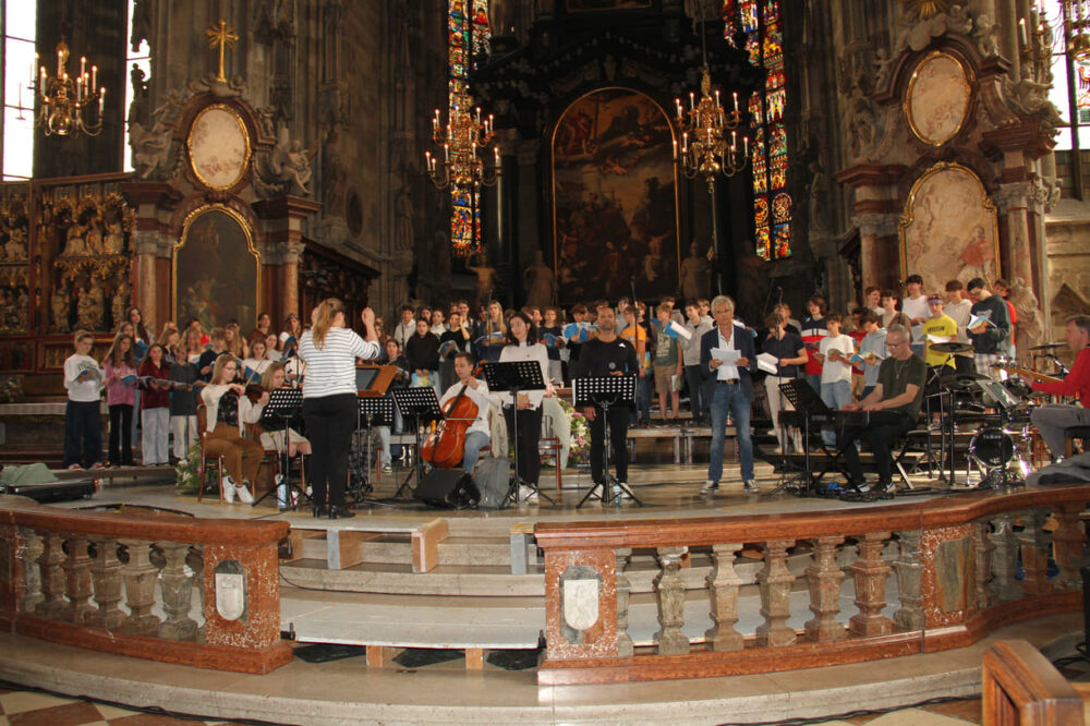 Riesiger Chor, Musiker:innen, Solo-Sänger:innen und Thomas Brezina, der wichtige Teile der Bibel in Reime übersetzte und eigene Lieder für Konzerte im Stephansdom schrieb